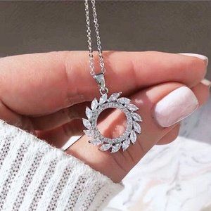 NEW Beautiful Sterling Silver White Sapphires Wreath Necklace